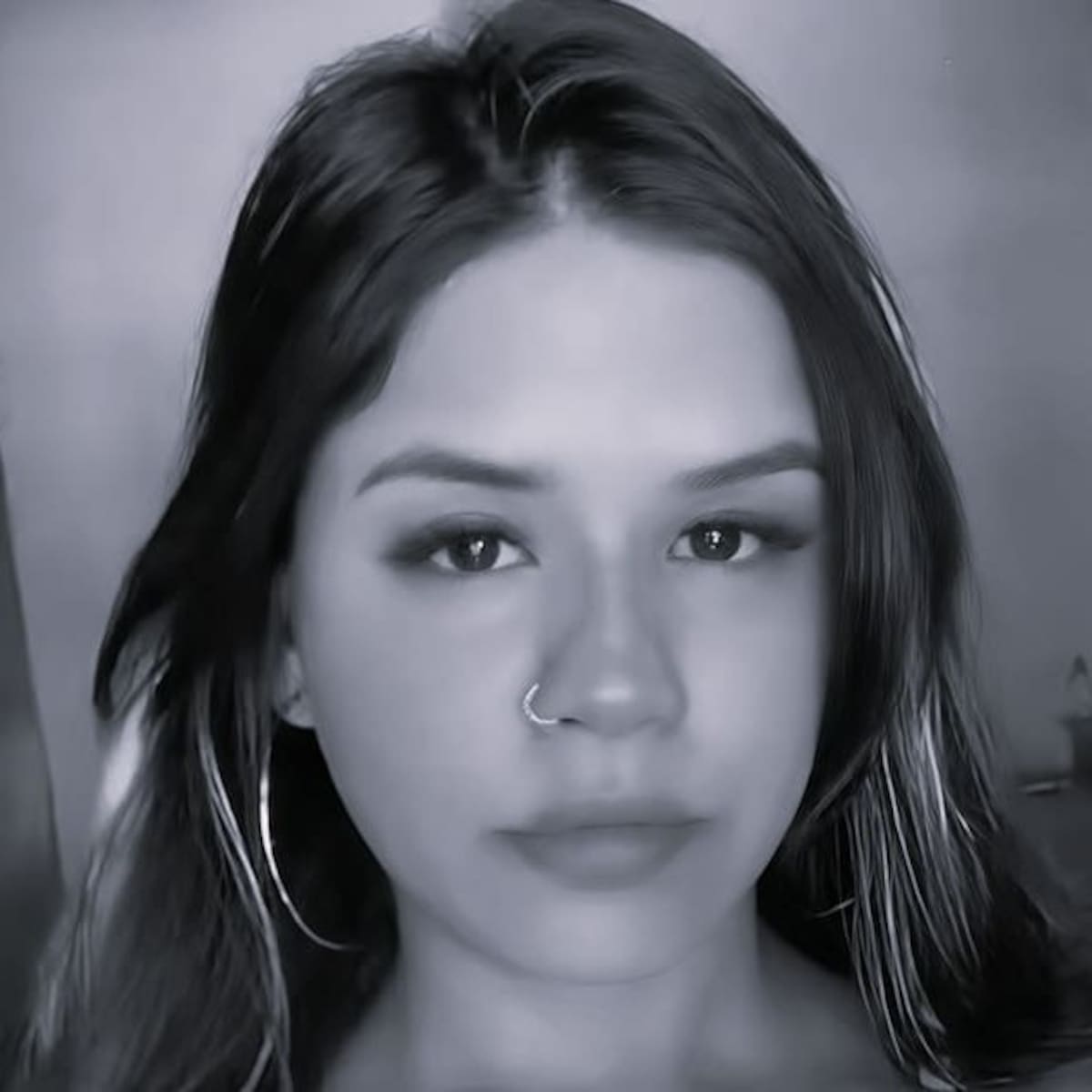 La influencer brasileña Alana Alves da Silva, de 28 años, conocida en redes sociales como “Vampira 085”, murió tras un accidente ocurrido en la carretera BR-251, en Minas Gerais, Brasil. El hecho se produjo luego de que el conductor del vehículo en el que viajaba presuntamente desobedeciera una orden de alto de la Policía y emprendiera la fuga.