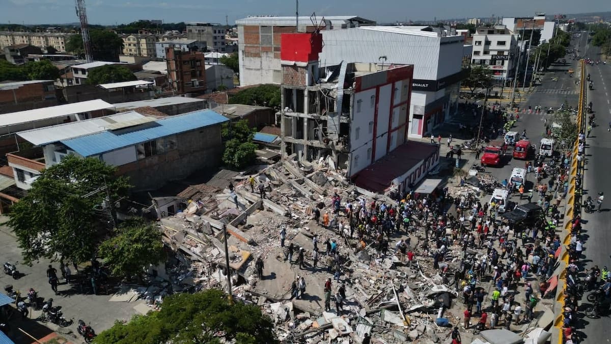 Equipos de socorro adelantan labores de búsqueda y rescate tras el colapso de parte del Motel Molino Rosa, en el sur de Cali, por el fuerte sismo. Fotos de: @juanfotosadn - El Tiempo.