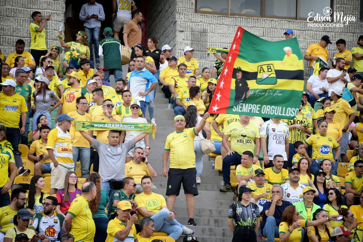 Seguidores apuntan directamente a algunos jugadores como responsables de la salida del técnico. /FOTO: Redes - Édison Mejía