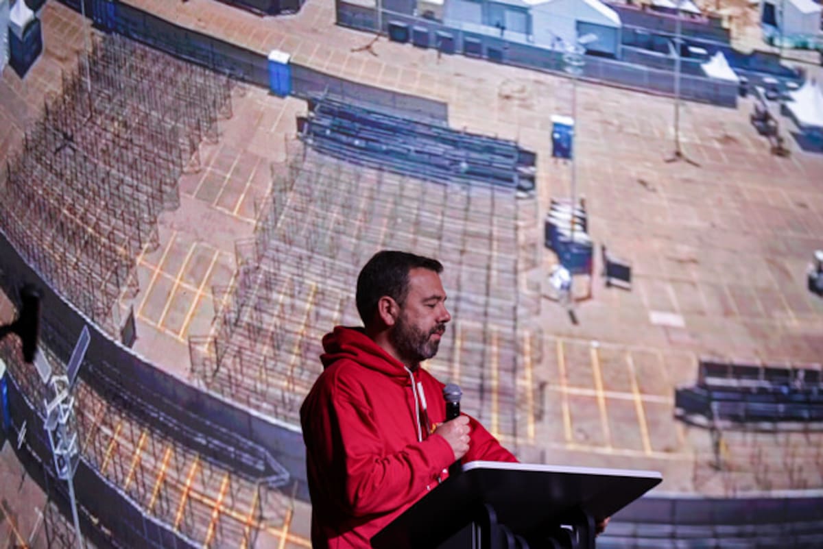 El alcalde Carlos Fernando Galán aseguró que el escenario en Bogotá tendrá capacidad para más de 60.000 personas y contará con techo retráctil para proteger la grama.
