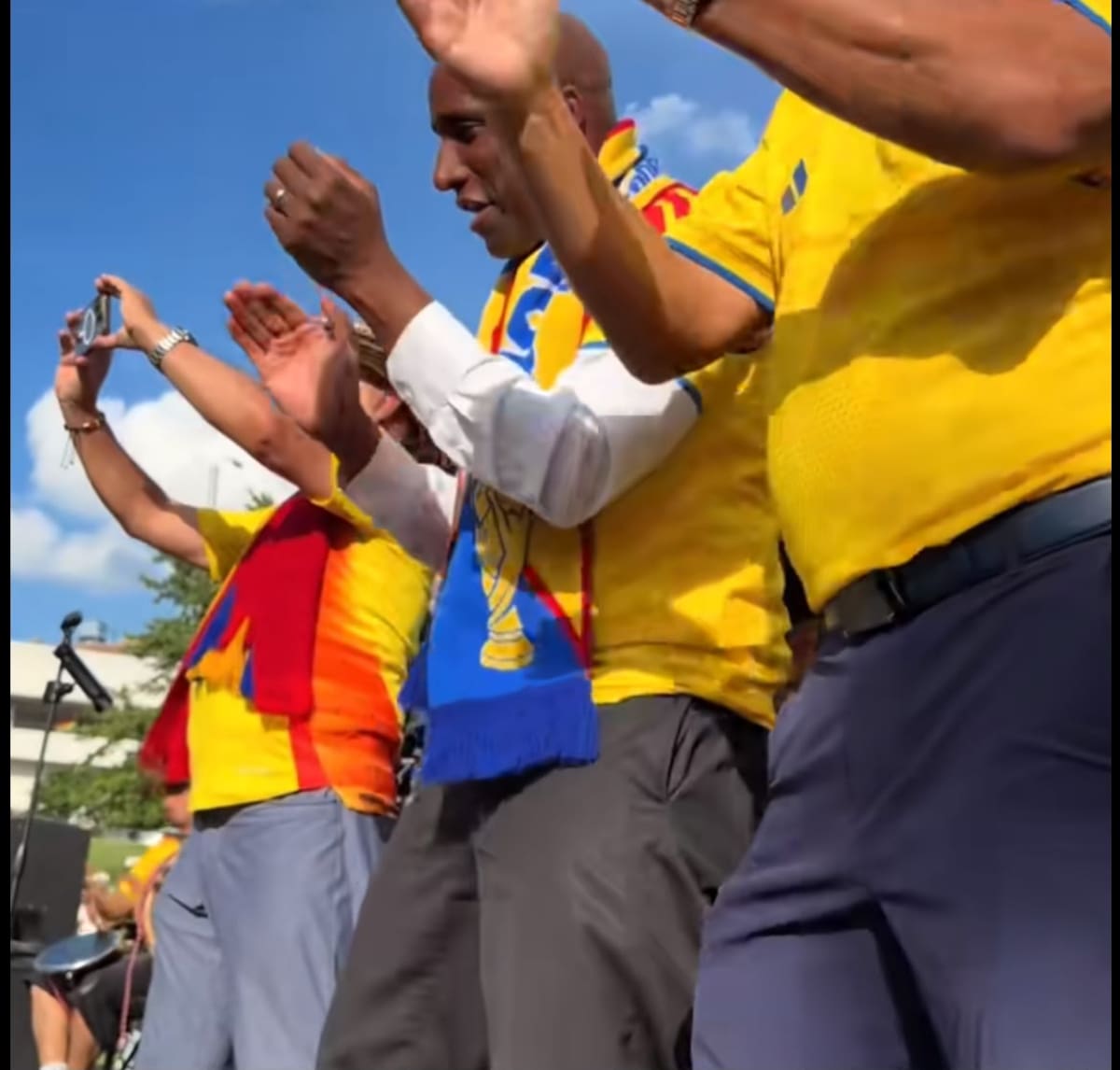 El mandatario de Kansas City fue ovacionado por los aficionados al unirse a la celebración y lucir los colores de la Selección Colombia antes del duelo contra Ghana. Captura de video // X.