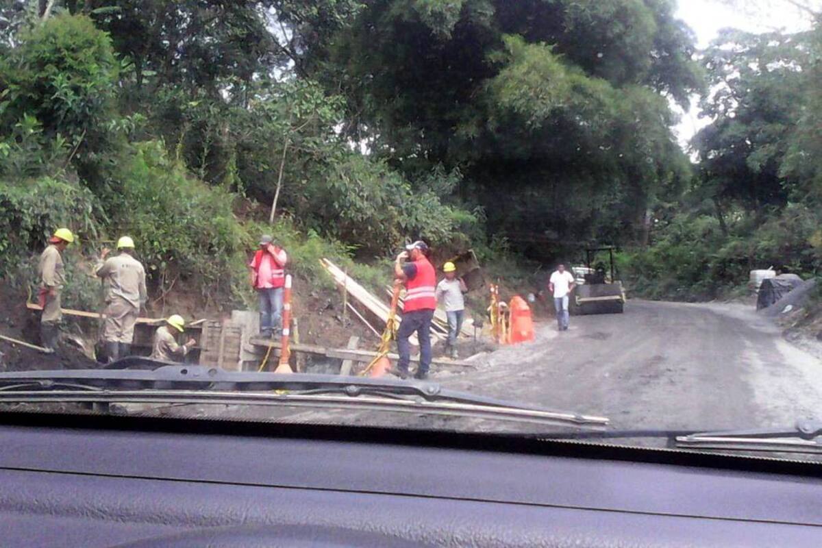 Aspectos de los trabajos de mantenimiento que se realizan en el ramal de entrada al municipio de Chitaraque. (Foto: Suministrada/VANGUARDIA LIBERAL )