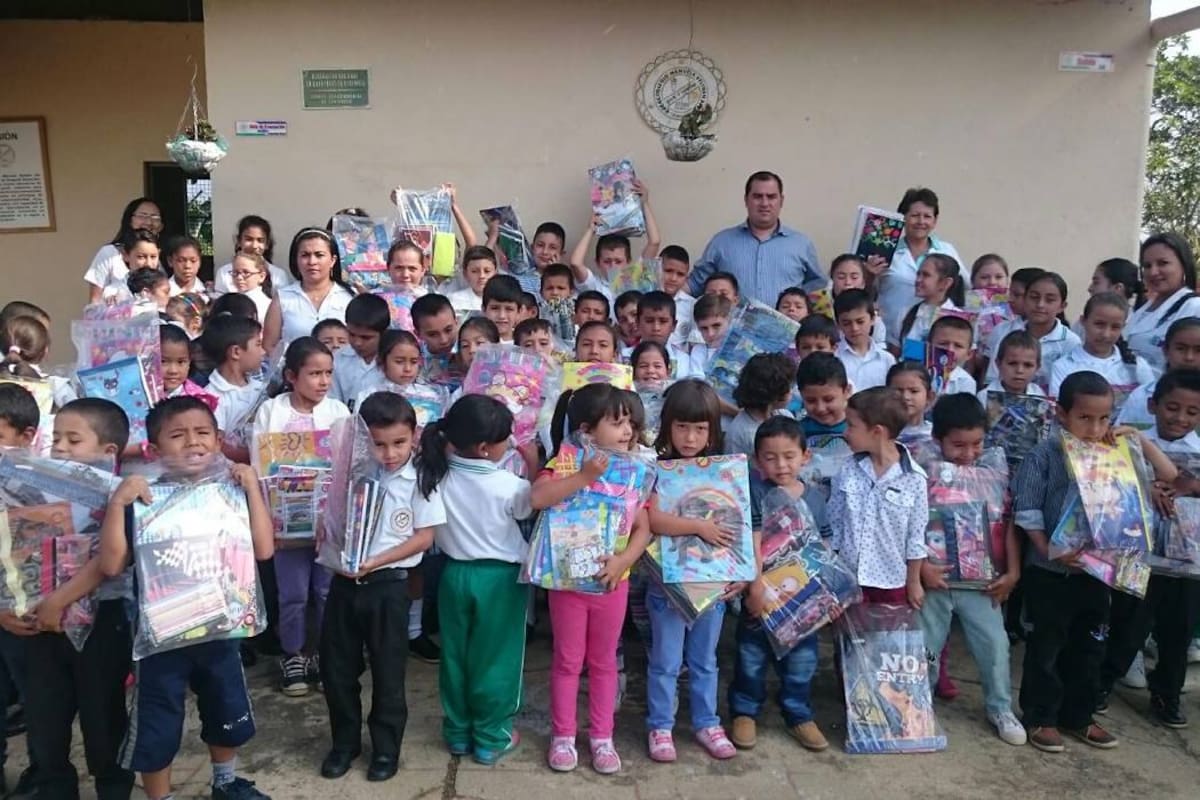 Desde el primer día de clases, los niños y niñas de primaria de Guapotá recibieron los kits escolares, conseguidos por el alcalde Nelson Lamus Ríos y la gestora social. (Foto: Suministrada/VANGUARDIA LIBERAL)