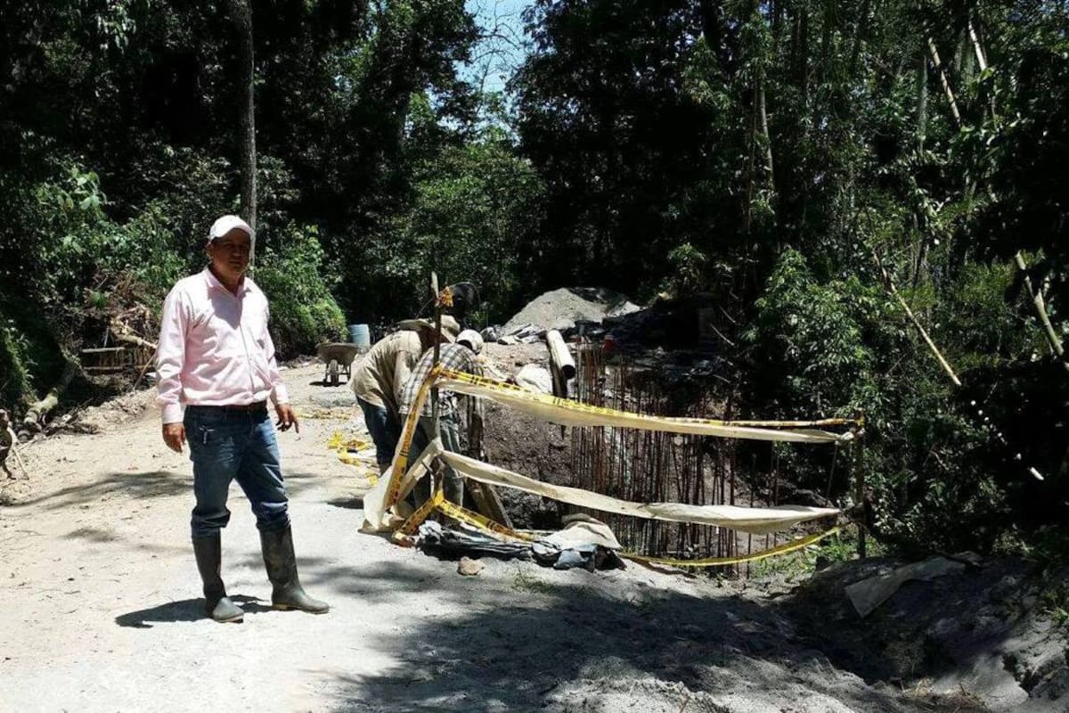 Con las “botas puestas”, el alcalde de Hato, Jorge Ernesto Toloza Rondón, supervisa las diversas obras de infraestructura vial que se ejecutaron durante su administración, siendo uno de los componentes que más pudo atender, gracias a la consecución de recursos y una motoniveladora. (Foto: Suministrada/VANGUARDIA LIBERAL)