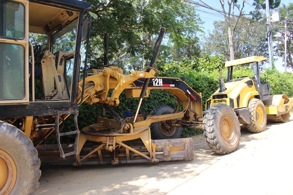 Cada kit de maquinaria para los corregimientos de Bucaramanga se conponen de: motoniveladora, vibro compactador, pajarita y volqueta. (Fotos: suministradas / VANGUARDIA)