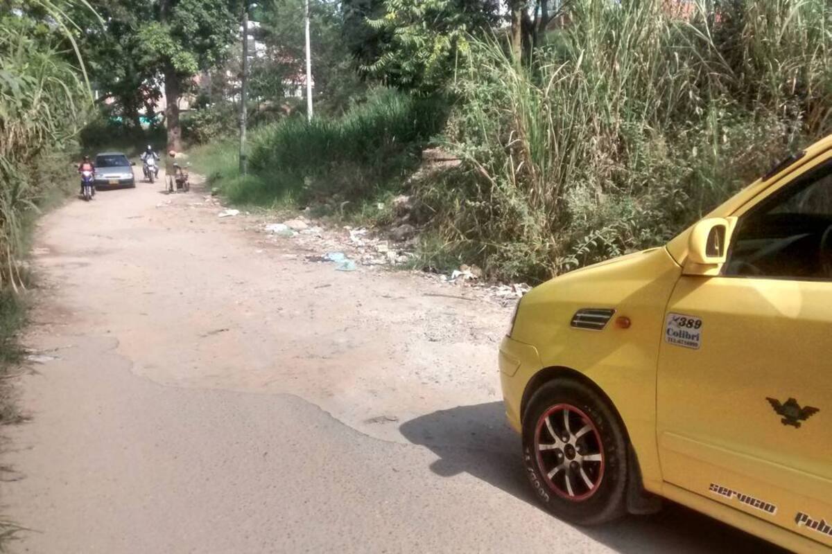 En un camino destapado está convertida la vía a Guatiguará, lo que dificulta el paso de vehículos y motos. (Foto: Ángela Castro Ariza / VANGUARDIA LIBERAL)
