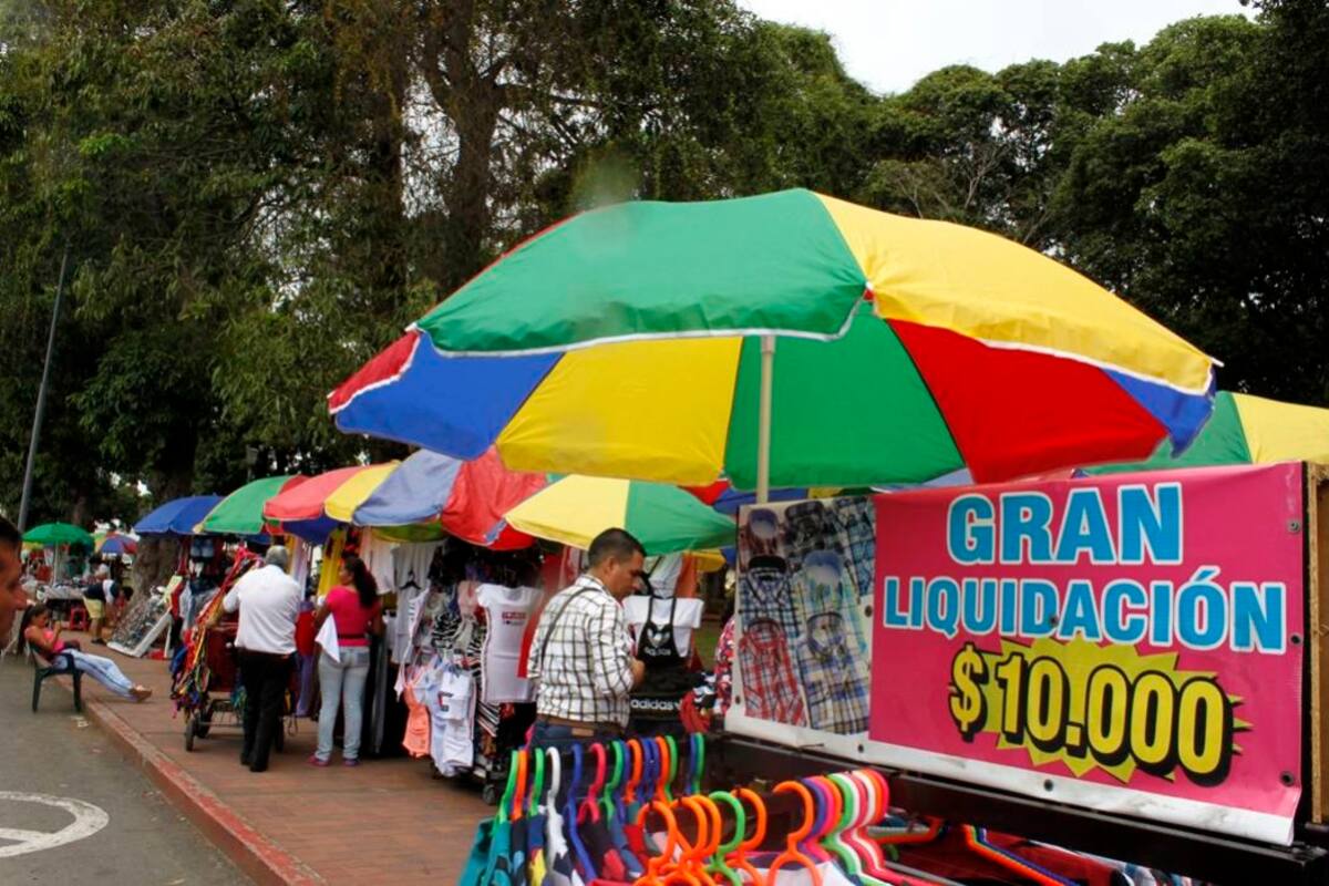 En medio de un gran debate, los vendedores ambulantes fueron trasladados al Parque Centenario. Si bien el Municipio ha reiterado que la medida “es provisional”, ahora plantea la posibilidad de cobrarles a los informales una especie de ‘retribución económica’ por usar el espacio público. (Foto: Foto: Jaime Del Río / VANGUARDIA LIBERAL)