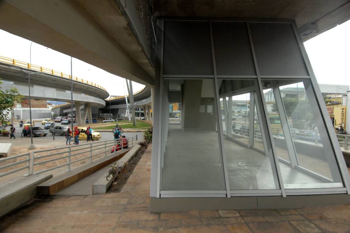 Así se ven en este momento los locales del Intercambiador de la Quebradaseca con 15, que permanecen vacíos desde que se terminaron los pasos elevados. Según la Alcaldía, algunos ya fueron adjudicados. (Foto: Jaime del Río / VANGUARDIA LIBERAL)