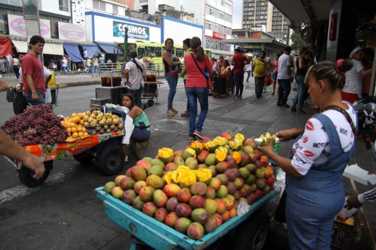 La intersección de la calle 34 con carrera 15 se puede denominar como la esquina de la informalidad. Constantemente está invadida por vendedores ambulantes y mototaxistas. (Foto: Didier Niño Carvajal / VANGUARDIA LIBERAL)
