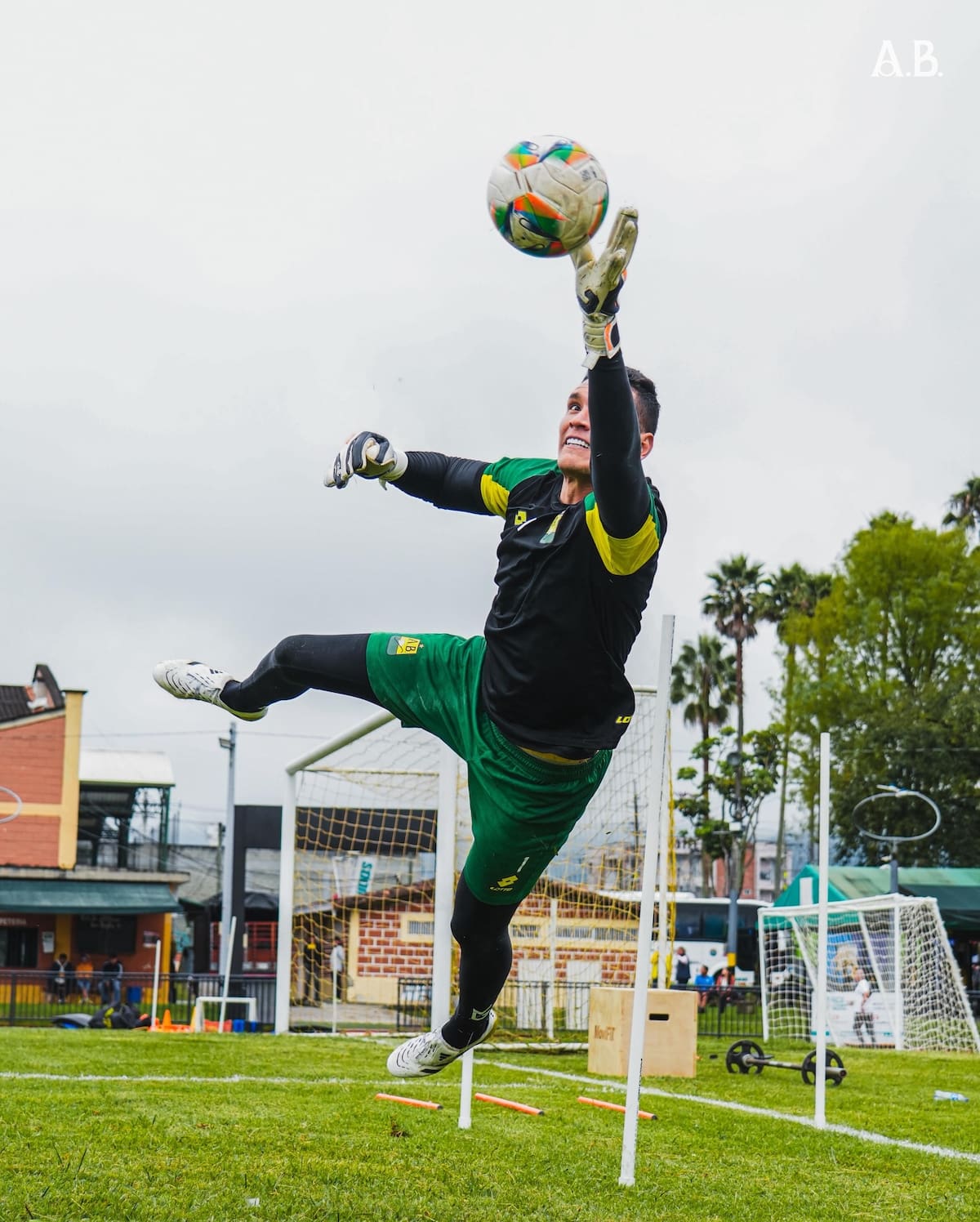 El dinero que le entraría a Atlético Bucaramanga por la salida de Aldair Quintana. Foto: cortesía Atlético Bucaramanga.