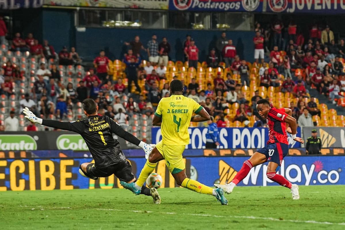 Aldair Quintana fue la figura del duelo entre Atlético Bucaramanga y Medellín en el estadio Atanasio Girardot. Foto: David Jaramillo.