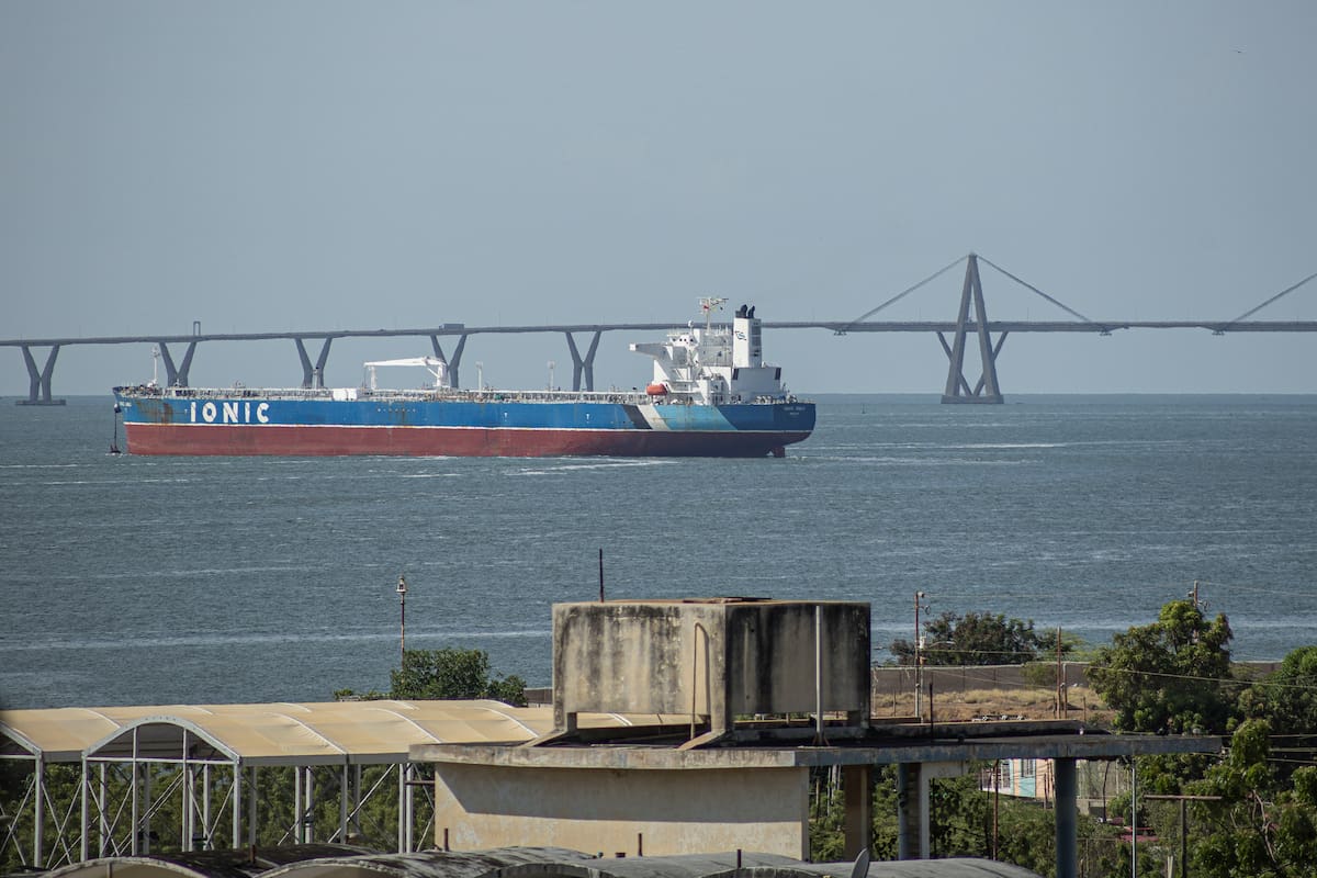 Fotografía de archivo de un buque tanquero de petróleo en Maracaibo (Venezuela). EFE/ Henry Chirinos