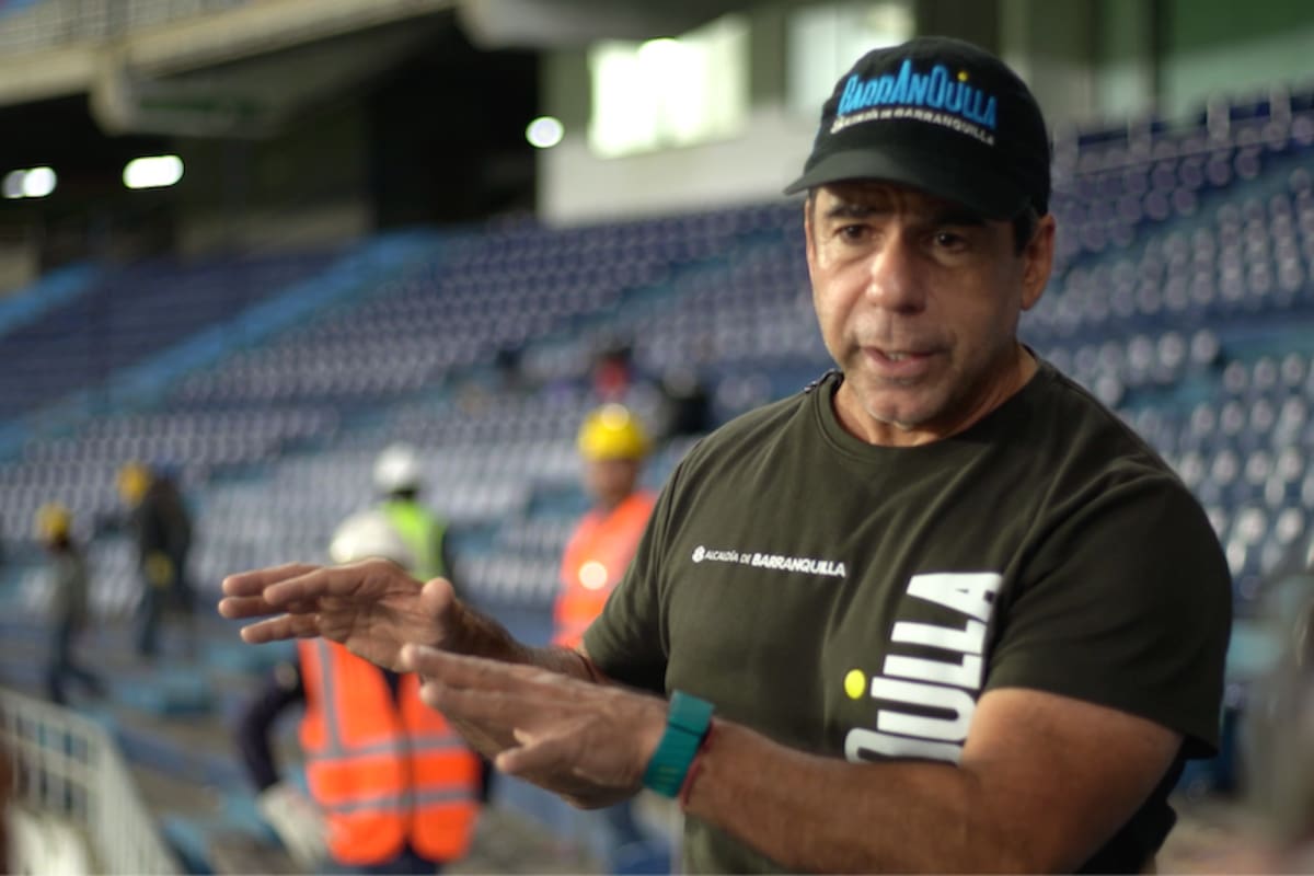 Alejandro Char, alcalde de Barranquilla, entregando detalles de las obras de remodelación que se harán en el Estadio metropolitano Roberto Meléndez.//Cortesía Alcaldía de Barranquilla.