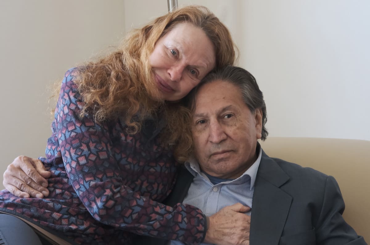 AME3279. MENLO PARK (ESTADOS UNIDOS), 20/04/2023.- El expresidente peruano Alejandro Toledo posa hoy junto a su esposa, Eliane Karp, durante una entrevista con Efe en Menlo Park, California (EE.UU). Toledo exigió a la Justicia del país andino que no permita su "muerte en prisión", durante una entrevista en exclusiva concedida a EFE horas antes de su entrega a las autoridades estadounidenses, como paso previo a ser extraditado. EFE/ Guillermo Azábal