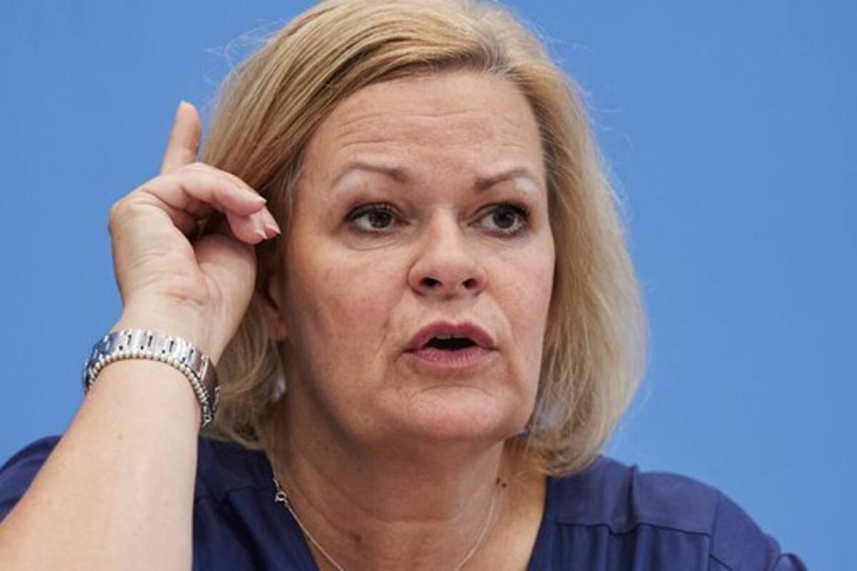 "Reforzamos nuestra seguridad interior y mantenemos nuestro curso duro contra la inmigración irregular", declaró la ministra del Interior, Nancy Faeser.