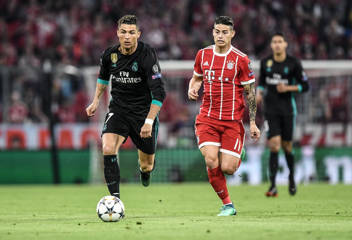 MUC13. MUNICH (ALEMANIA), 25/04/2018.- Cristiano Ronaldo (i) de Real Madrid disputa un balón con James Rodríguez (d) de Bayern hoy, miércoles 25 de abril de 2018, durante el partido de ida de las semifinales de la Liga de Campeones entre Bayern Munich y Real Madrid en el estadio Allianz Arena en Munich (Alemania). EFE/CHRISTIAN BRUNA