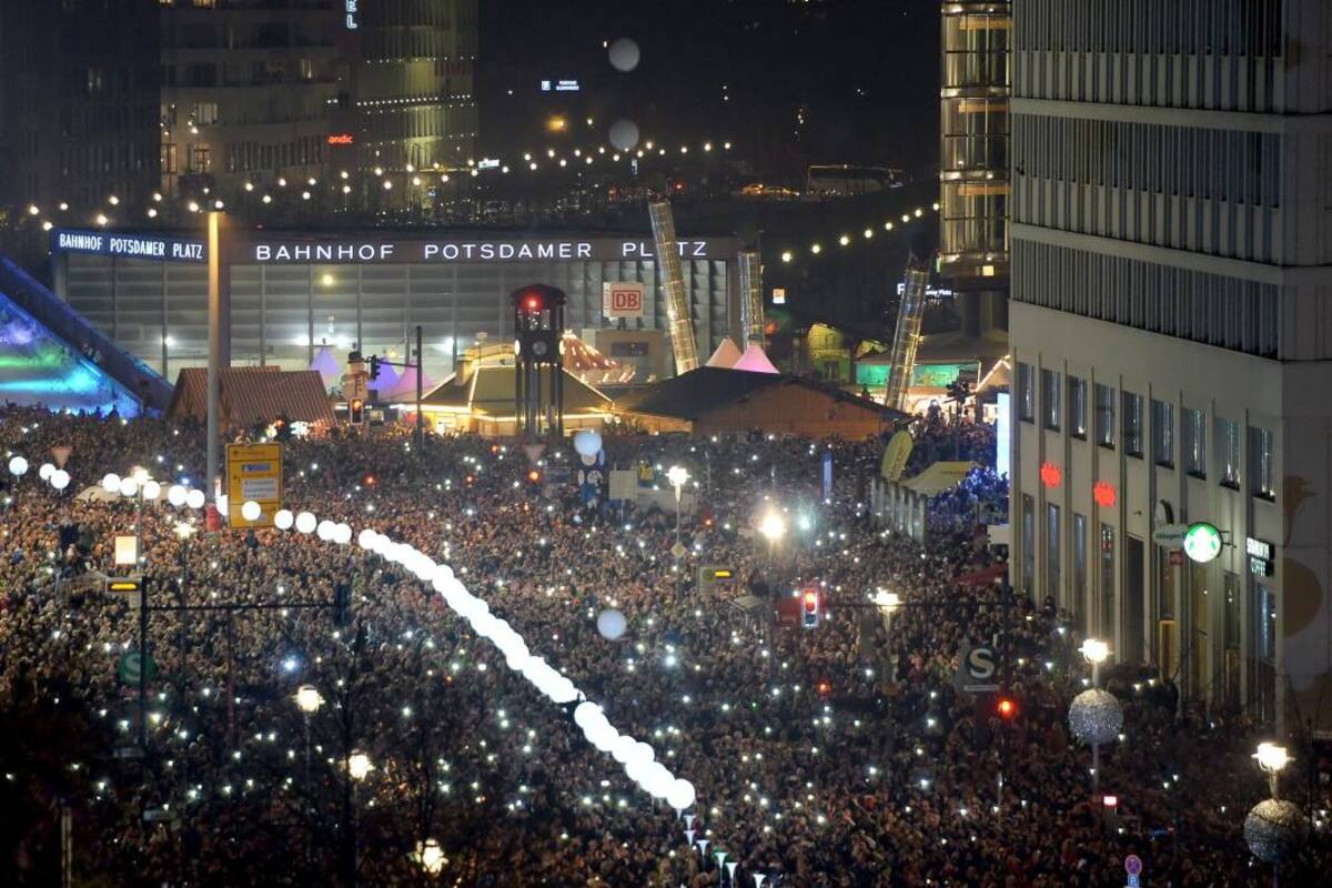 En Potsdamer Platz square in Berlin se realizó la instalación ‘Borde de las luces’, que representó los 15 kilómetros donde el muro estuvo puesto durante 28 años. Hace 25 años ganó la libertad. (Foto: EFE/VANGUARDIDA LIBERAL)