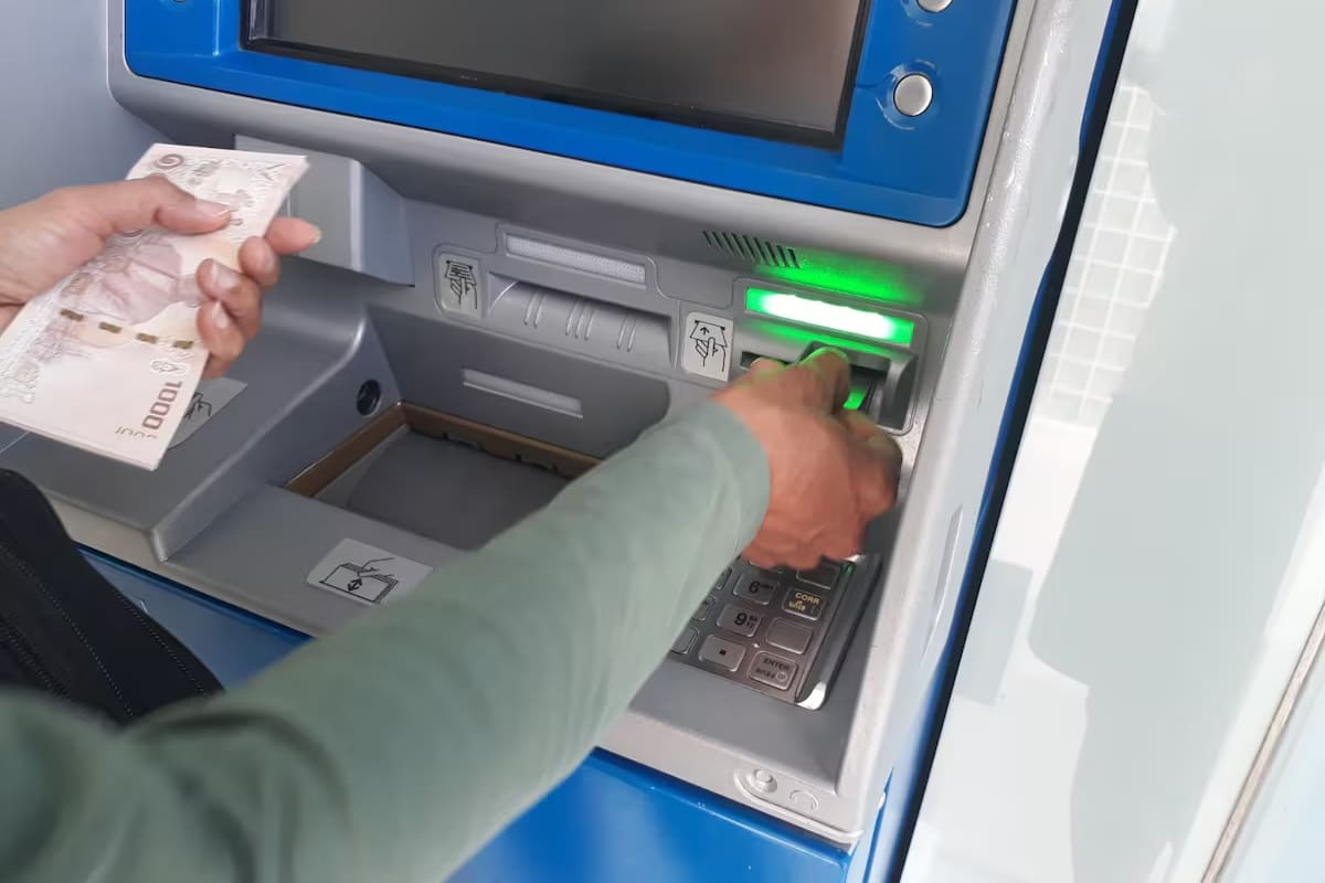 Alertaban a sus víctimas de una supuesta falla en el cajero y terminaban robándoles el dinero