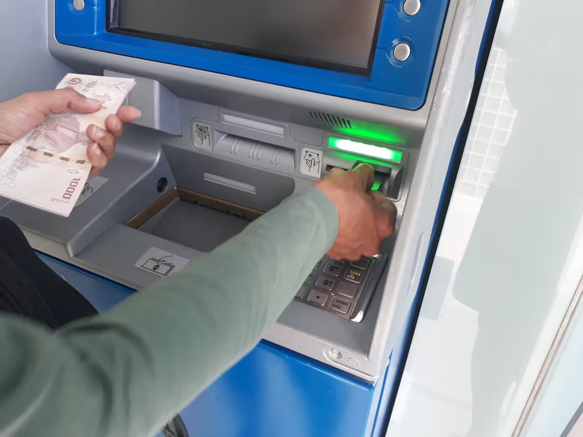 Alertaban a sus víctimas de una supuesta falla en el cajero y terminaban robándoles el dinero