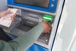 Alertaban a sus víctimas de una supuesta falla en el cajero y terminaban robándoles el dinero