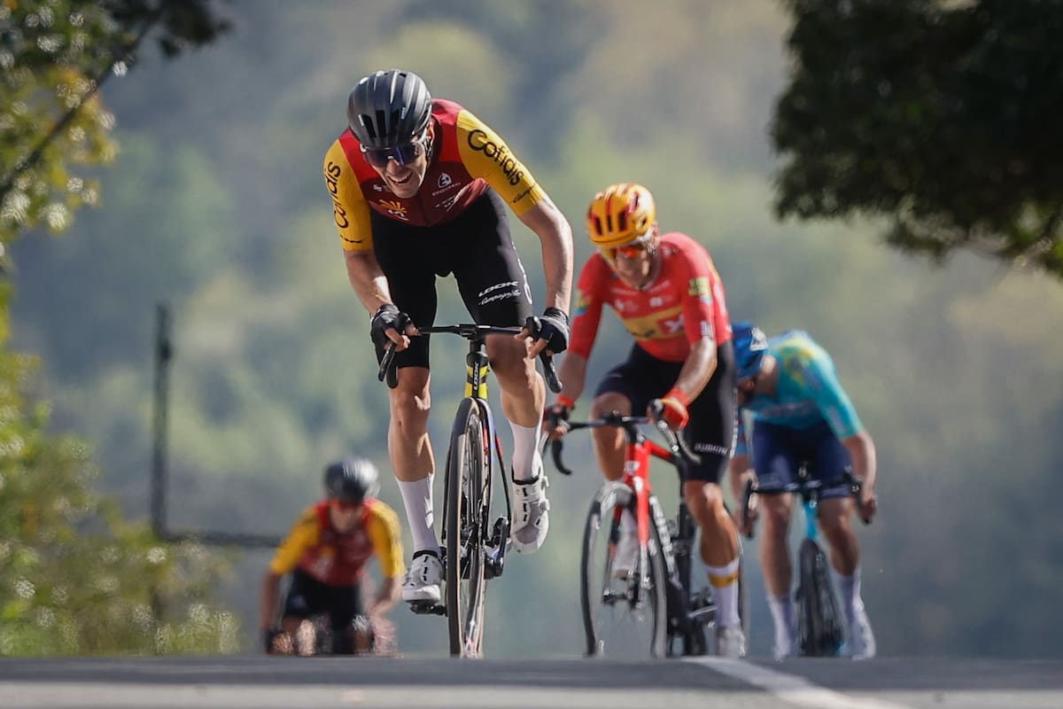 FOTODELDÍA - . GALDAKAO, 09/04/2026.- El ciclista del Cofidis Alex Aramburu (c) se ha proclamado vencedor de la cuarta etapa de la Vuelta Ciclista al País Vasco-Itzulia, por delante de los corredores del UNO -X Mobility y XDS Astana, Tobias Holland Johannessen y Christian Scaroni, respectivamente, que se ha disputado este jueves con salida y meta en Galdakao (Bizkaia) y un recorrido de 167,2 kilómetros. EFE/Miguel Toña