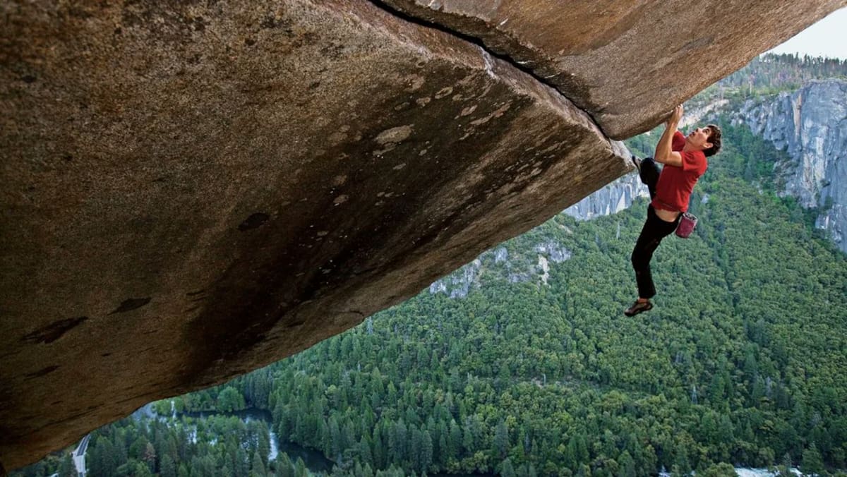 Alex Honnold fue el primer hombre en escalar sin equipos y cuerdas el Parque Nacional Yosemite. ¡Muy arriesgado! Tomada de X / VANGUARDIA