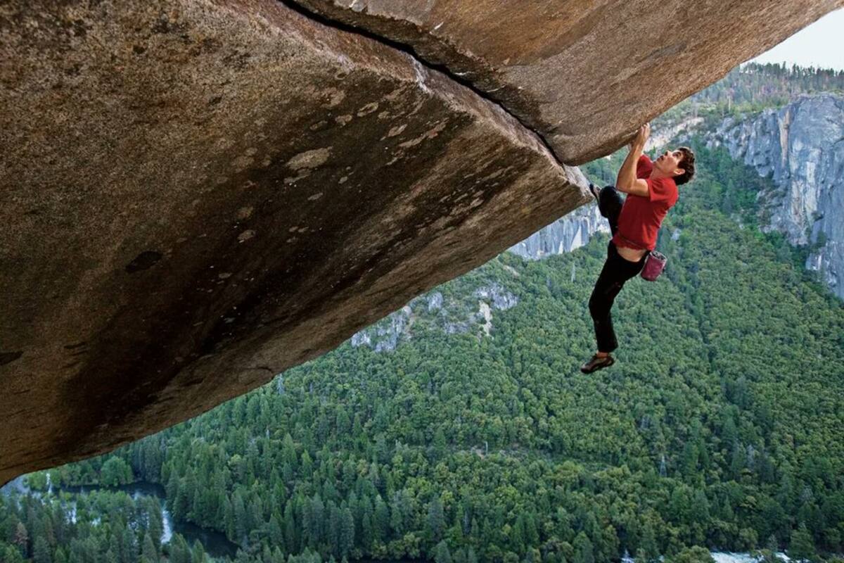 Alex Honnold fue el primer hombre en escalar sin equipos y cuerdas el Parque Nacional Yosemite. ¡Muy arriesgado! Tomada de X / VANGUARDIA