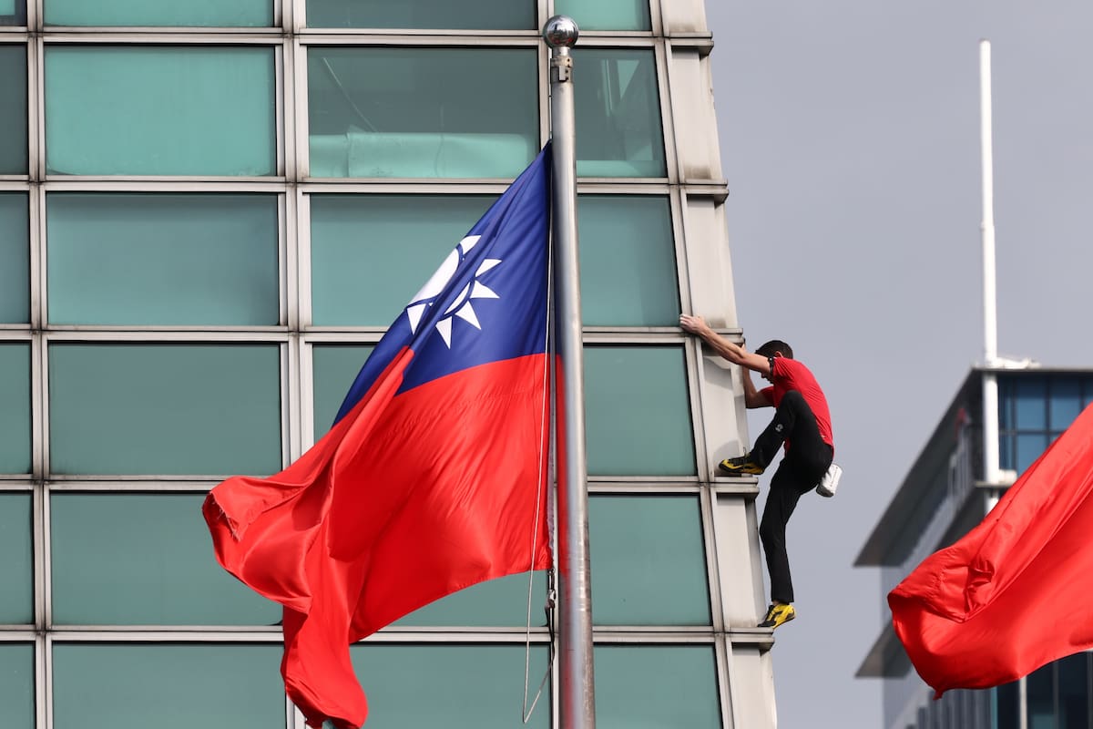 Alex Honnold, reconocido escalador estadounidense, completó una hazaña extraordinaria al ascender el rascacielos Taipei 101 sin cuerdas ni equipo de seguridad alguno.