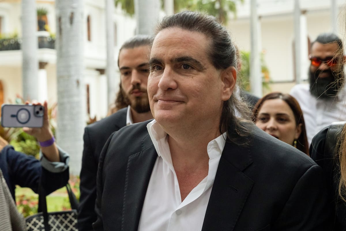El empresario colombiano Alex Saab (c) llega a la Asamblea Nacional (AN) de Venezuela. El Gobierno venezolano incorporó a su delegación en las negociaciones con la oposición a Alex Saab tras su liberación de Estados Unidos. // EFE - Rayner Peña R.