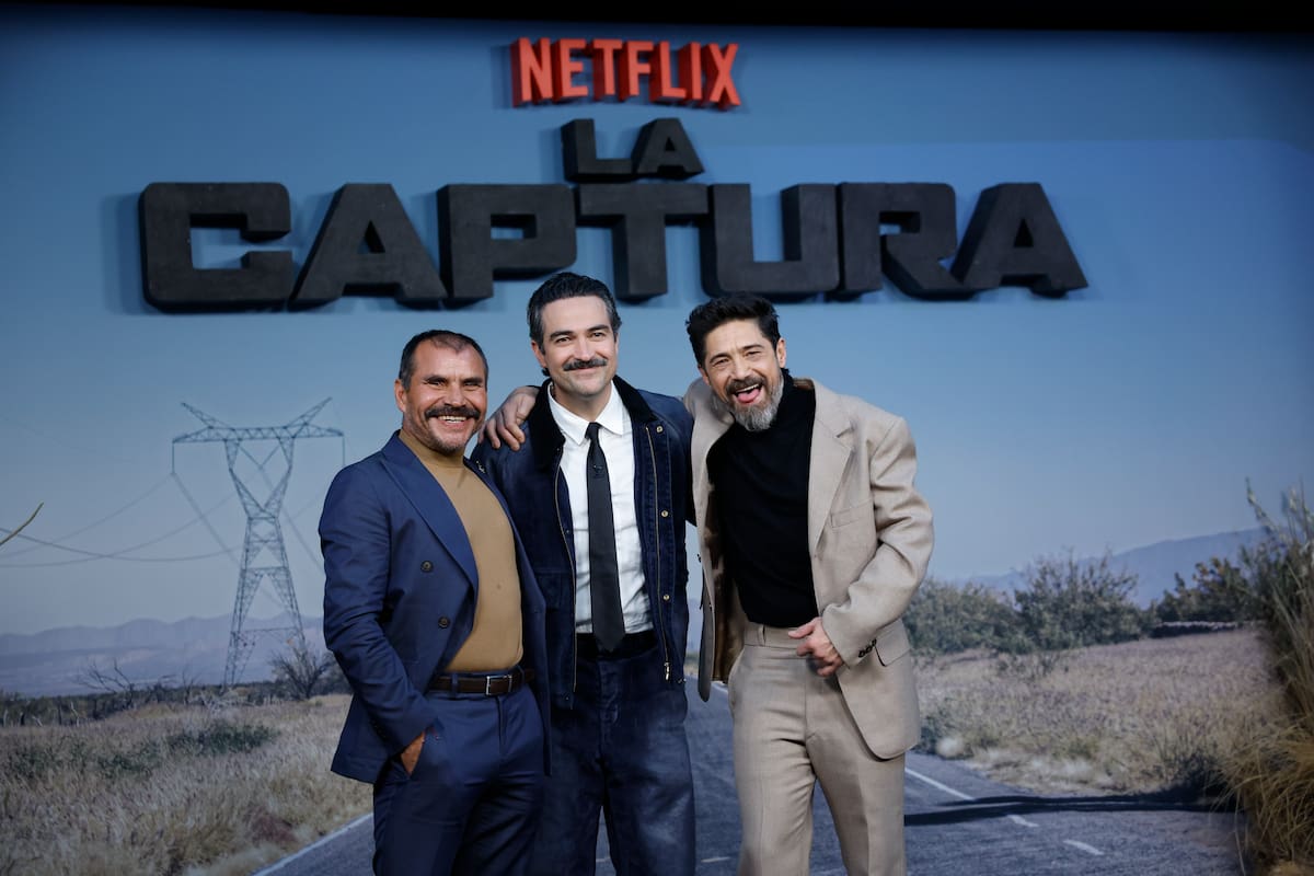 Los actores mexicanos Alfonso Herrera (i), Noé Hernández (c) y Héctor Kotsifakis (d), posan durante la alfombra roja de la película 'La Captura' este martes, en Ciudad de México (México) EFE/ Sáshenka Gutiérrez