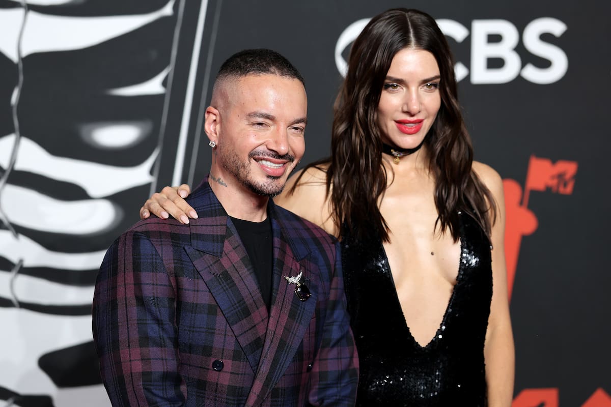 AME7210. NUEVA YORK (ESTADOS UNIDOS), 07/09/2025.- El cantante colombiano J Balvin posa junto a su esposa Valentina Ferrer durante la alfombra roja de los Premios MTV Video Music Awards (VMAs) este domingo, en Nueva York (Estados Unidos). EFE/ Octavio Guzmán