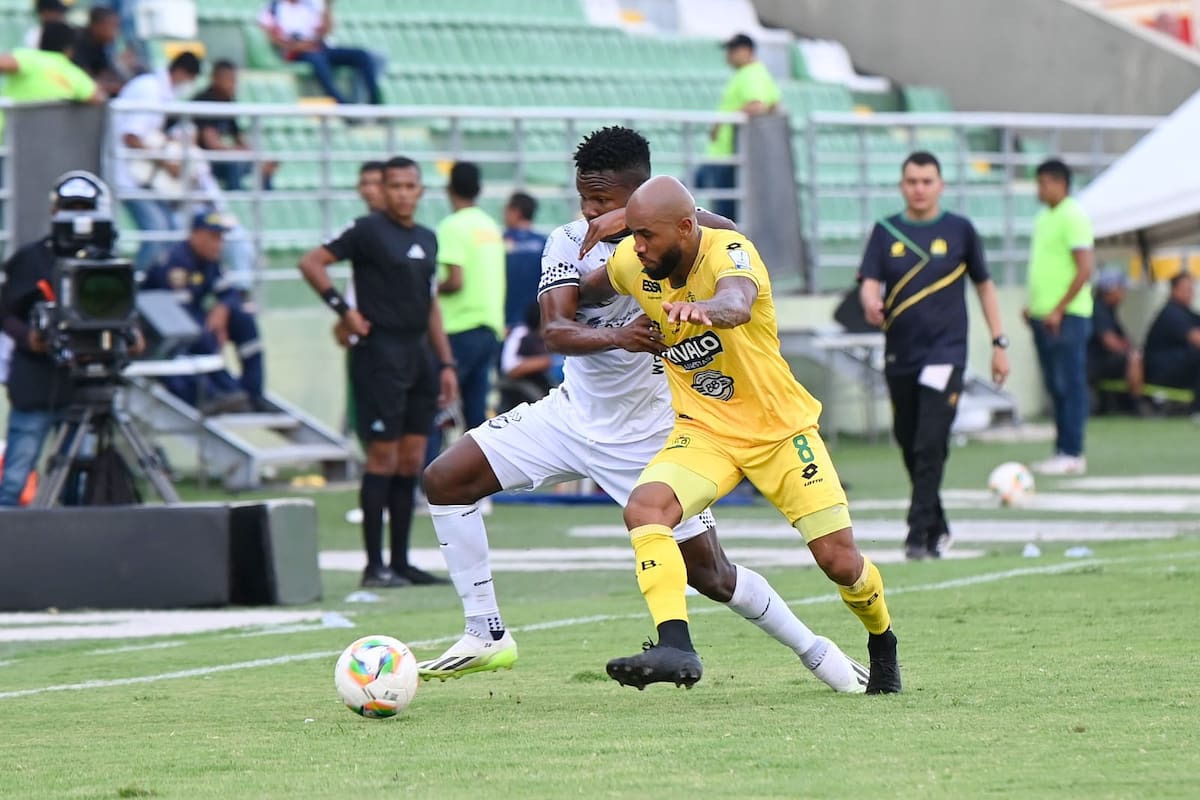 Alianza FC y Atlético Bucaramanga se enfrentó el domingo 23 de marzo en la décima fecha de la Liga BetPlay I de 2025, donde tuvo el debut oficial de Leonel Álvarez como entrenador del cuadro búcaro. Foto: Richard Dangond / COLPRENSA