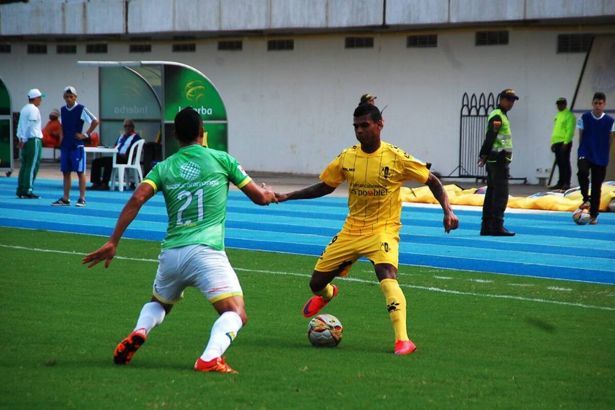 Alianza Petrolera superó 1-0 a Atlético Bucaramanga, en juego correspondiente a la quinta jornada de la Copa Águila, en la que los ‘aurinegros’ están cerca de la clasificación. (Foto: Édgar Pernett / VANGUARDIA LIBERAL)