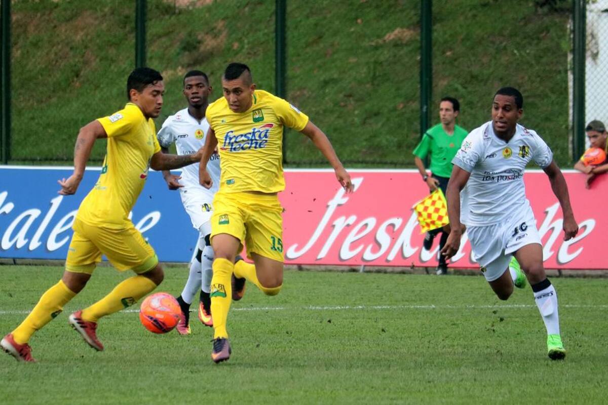 Por segunda temporada consecutiva, Atlético Bucaramanga quedó eliminado de la Copa Águila en la primera ronda. El conjunto ‘leopardo’ cayó ayer 2-1 en casa ante Alianza Petrolera en la última jornada y dejó escapar la oportunidad de clasificar a los octavos de final. (Foto: Fabián Hernández / VANGUARDIA LIBERAL)