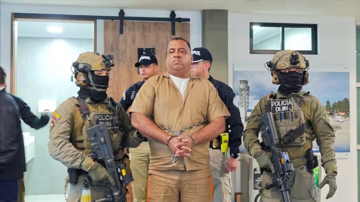 Las imágenes de alias Araña durante su extradición a Estados Unidos dejaron ver al señalado jefe de los Comandos de Frontera esposado.