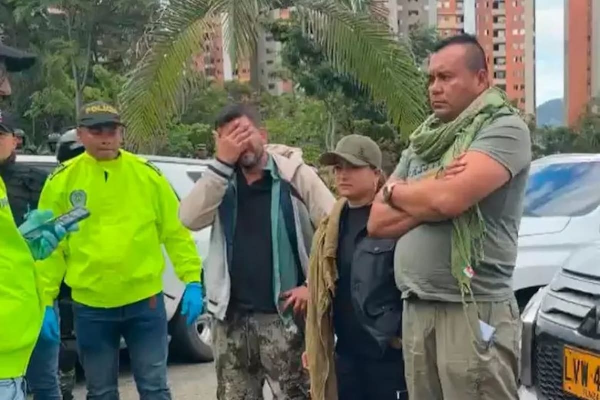 Alias 'Calarcá' y 'Érica Castro' durante la captura en julio 2024, en una caravana de la UNP donde les fueron incautados los computadores y dispositivos con la información de las infiltraciones. Foto: Prensa Ejército Nacional