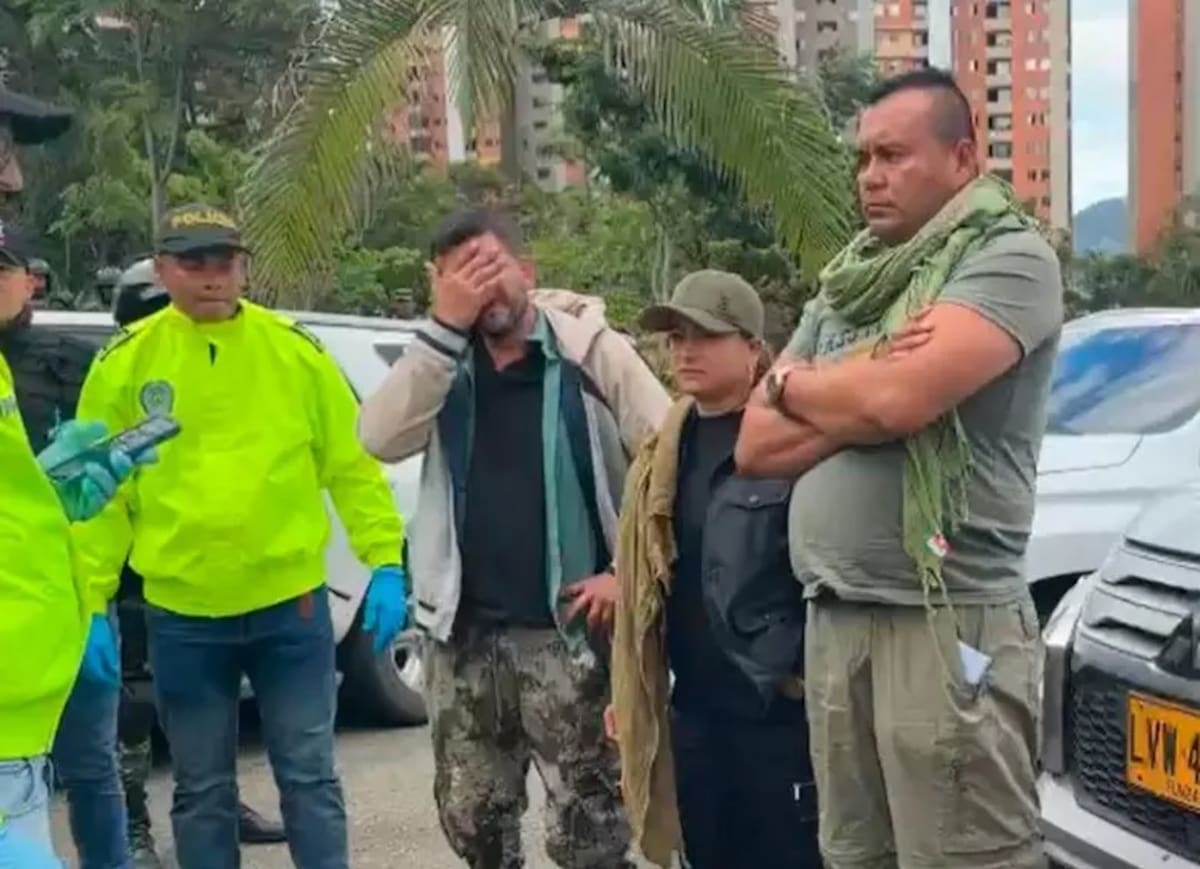 Alias 'Calarcá' y 'Érica Castro' durante la captura en julio 2024, en una caravana de la UNP donde les fueron incautados los computadores y dispositivos con la información de las infiltraciones. Foto: Prensa Ejército Nacional