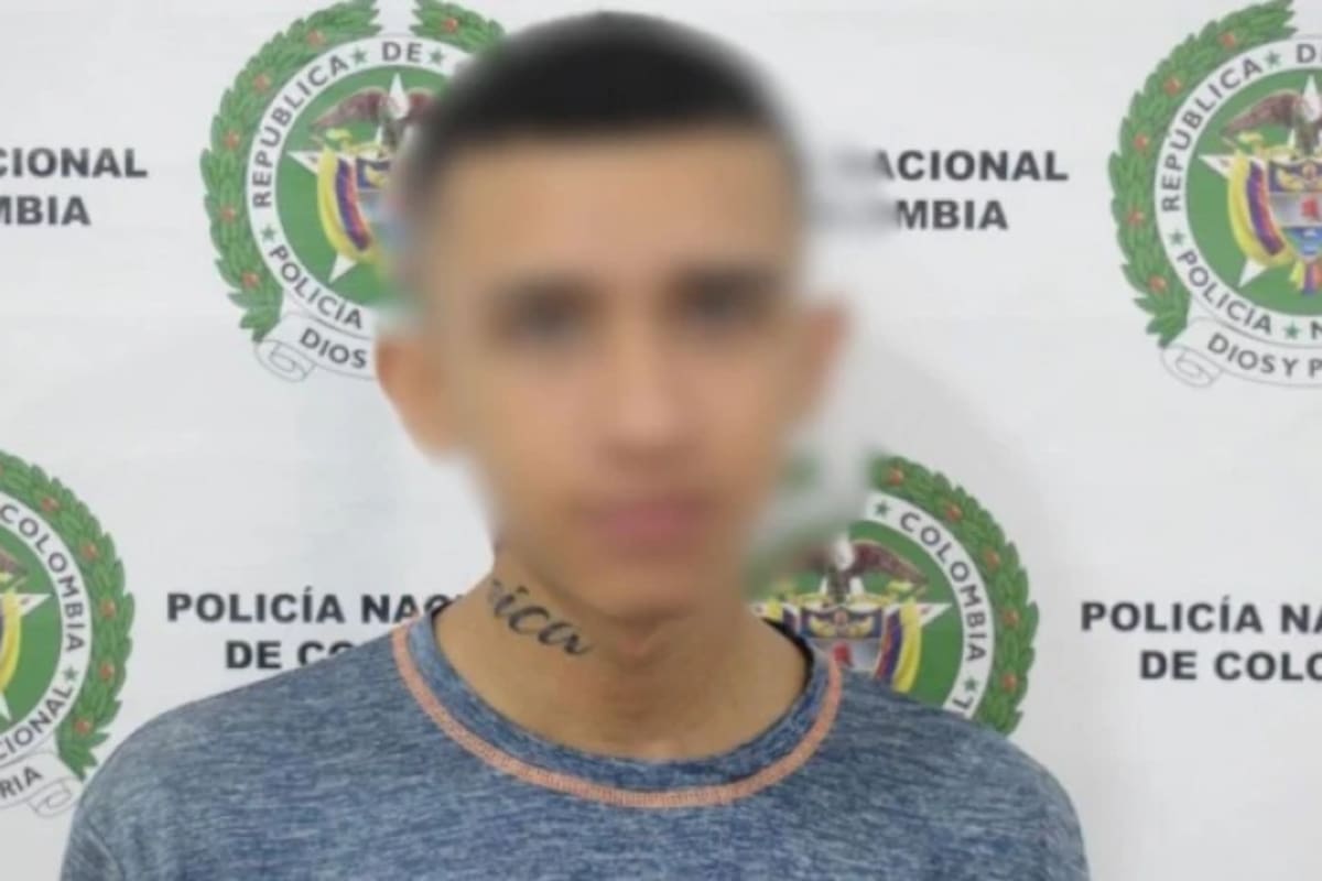 Alias ‘Julito’, menor de 17 años, es buscado por las autoridades tras su fuga de un centro de reclusión en Bogotá.