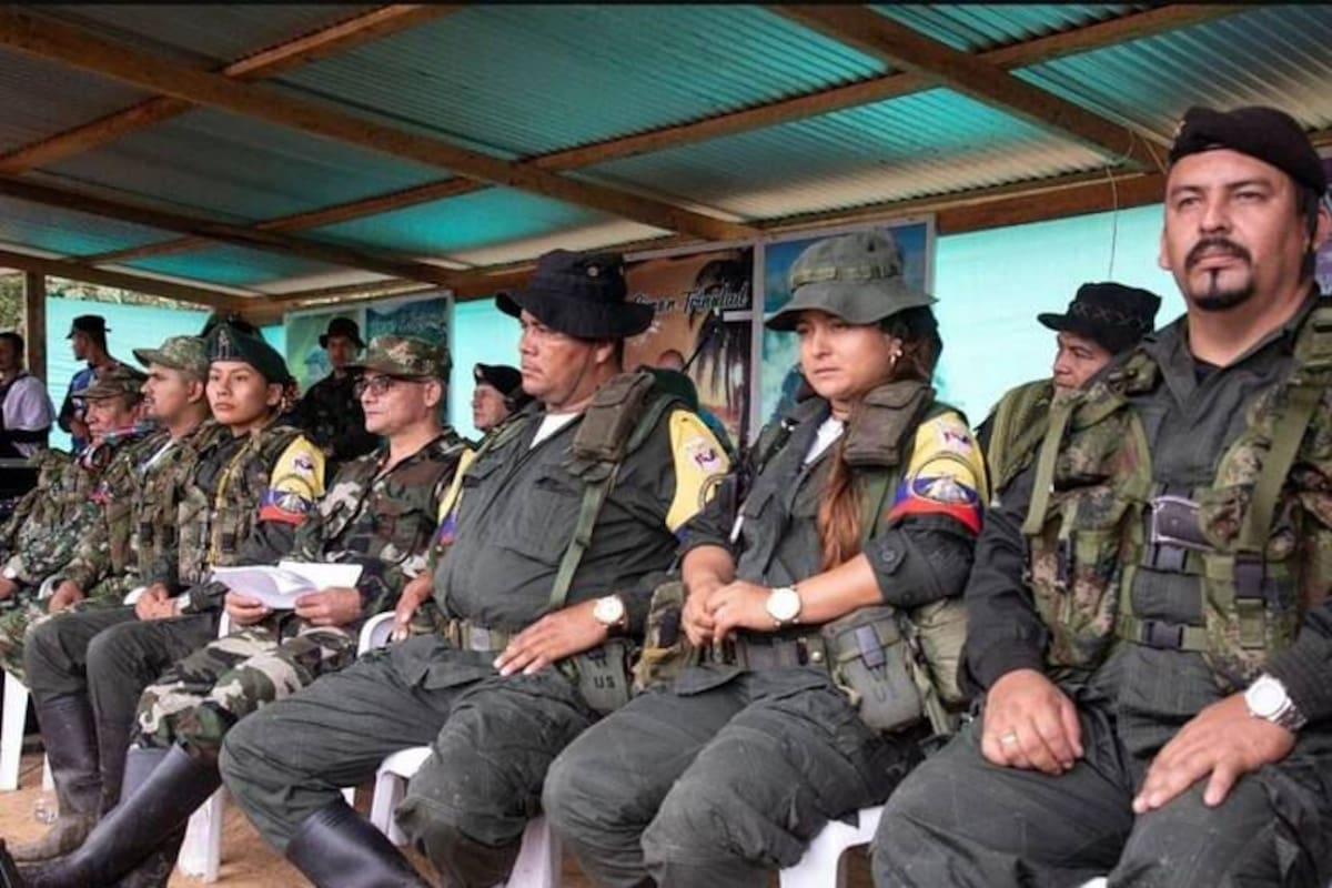 Las Fuerzas Militares bombardearon un campamento estratégico y habrían dado de baja a alias ‘Lorena’, la mujer detrás de ‘Iván Mordisco’. Autoridades investigan si el máximo cabecilla también cayó en la operación. Los detalles de la noticia que sacude al país.