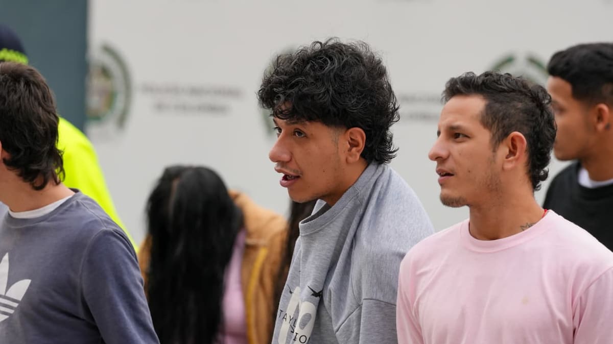 Cae alias 'Nías', el sanguinario líder de sicarios de 'El Mesa'. Con solo 13 años inició en el crimen y hoy se le vincula a 50 homicidios. Su risa tras la captura indigna al país.