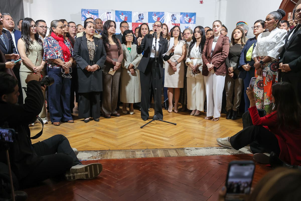 La excandidata presidencial del correísmo Luisa González (c), habla este miércoles tras el allanamiento de su domicilio en Quito (Ecuador). En el caso denominado Caja chica, la Fiscalía lideró un operativo, en el marco de una investigación por supuesta "delincuencia organizada con fines de lavado de activos. Se presume que ingresaban dinero ilícito (en efectivo) desde Venezuela para financiar la campaña presidencial de 2023", publicó en X el Ministerio Público, que no ha revelado nombres. EFE/José Jácome