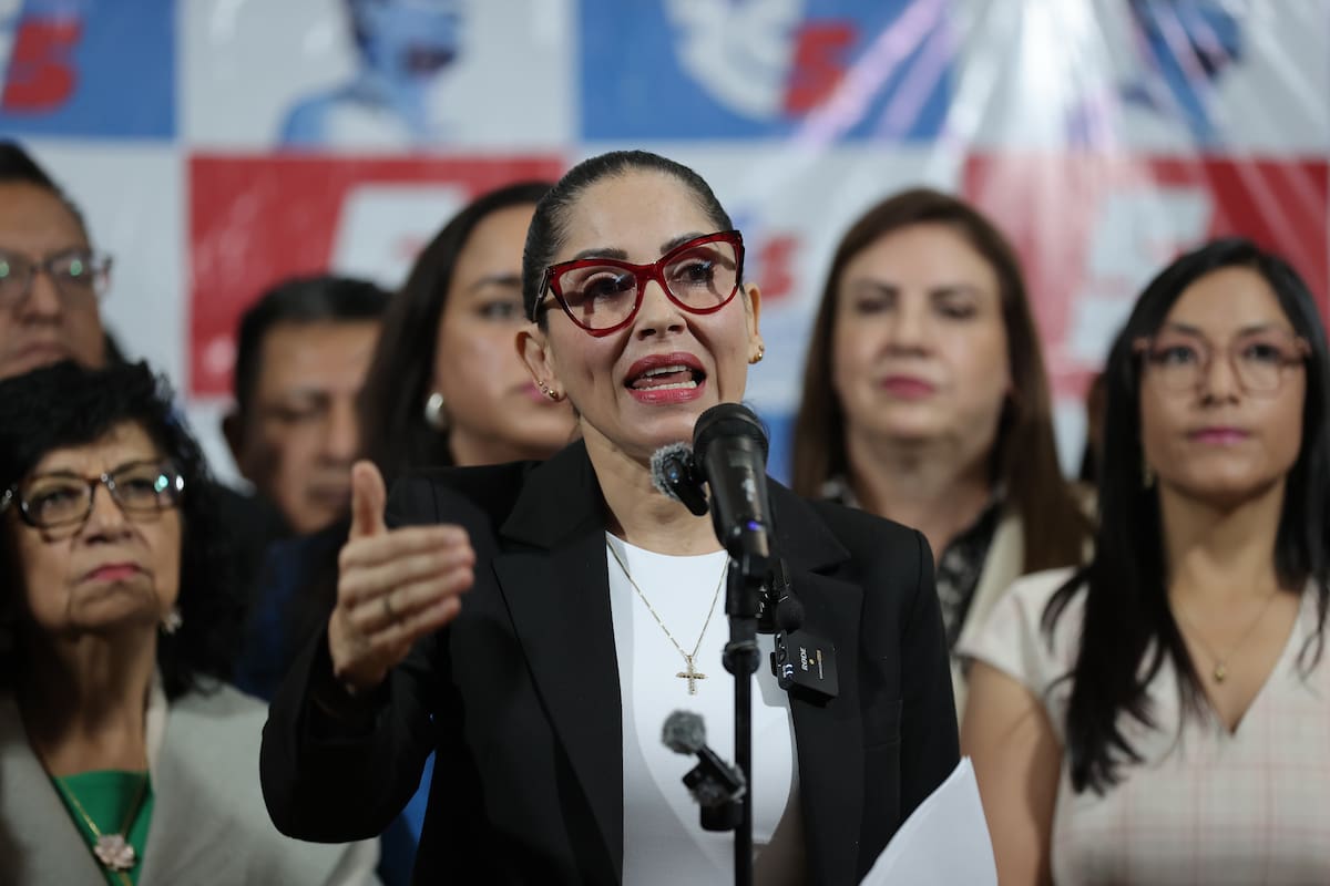 La excandidata presidencial del correísmo Luisa González, habla este miércoles tras el allanamiento de su domicilio en Quito (Ecuador). En el caso denominado Caja chica, la Fiscalía lideró un operativo, en el marco de una investigación por supuesta "delincuencia organizada con fines de lavado de activos. Se presume que ingresaban dinero ilícito (en efectivo) desde Venezuela para financiar la campaña presidencial de 2023", publicó en X el Ministerio Público, que no ha revelado nombres. EFE/José Jácome