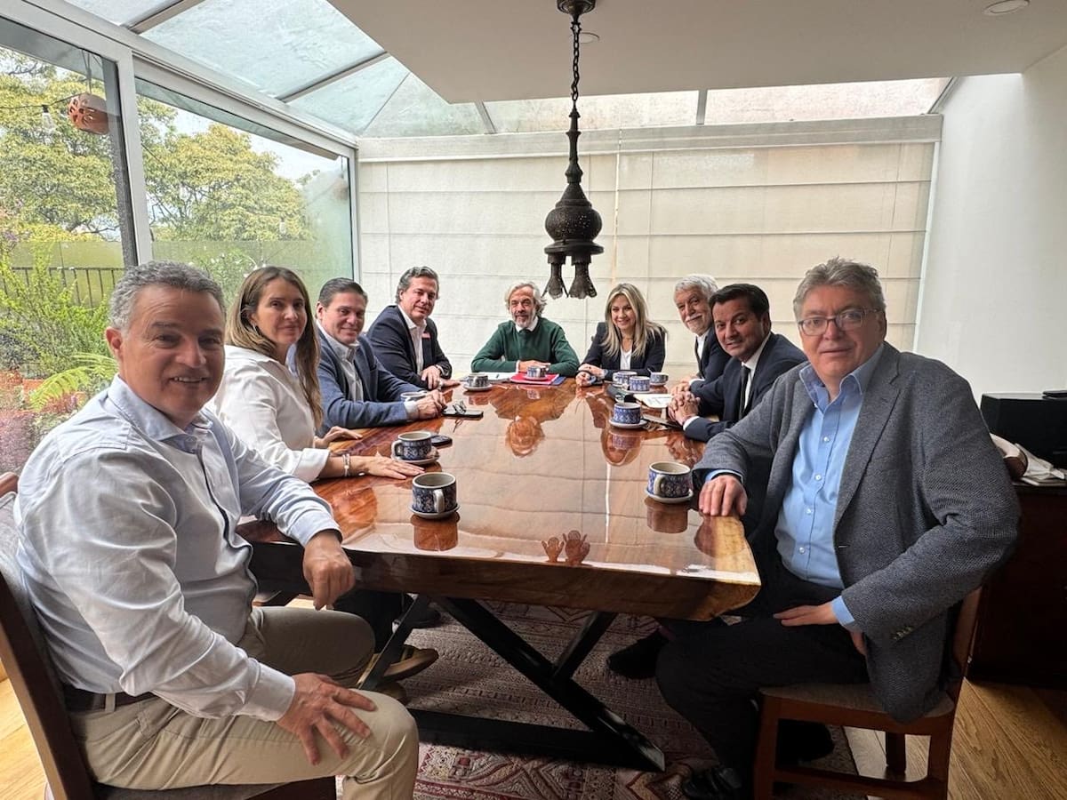 Tras un almuerzo entre los nueve miembros de la Gran Consulta por Colombia, habría consenso para ofrecer a Juan Daniel Oviedo ser la fórmula vicepresidencial de Paloma Valencia.