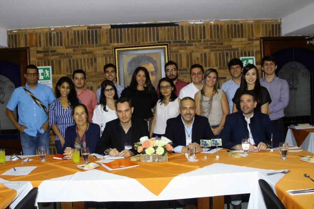 Manfri Gómez Dita, John Jairo Ballesteros, Fabián Mantilla, Belkis Mora, Juan Camilo Latorre, Sergio Bustos, Nicolás Jiménez, Miguel Cantillo, Irina Yusseff, Laura Sanabria, Natalia Gil, Carolina Rey, Érika Cáceres, Úrsula Freundt-Thurne, Sergio Rodríguez Blanco, Fernando Gutiérrez Atala y Mariano Ure. (Foto: César Florez / VANGUARDIA LIBERAL)