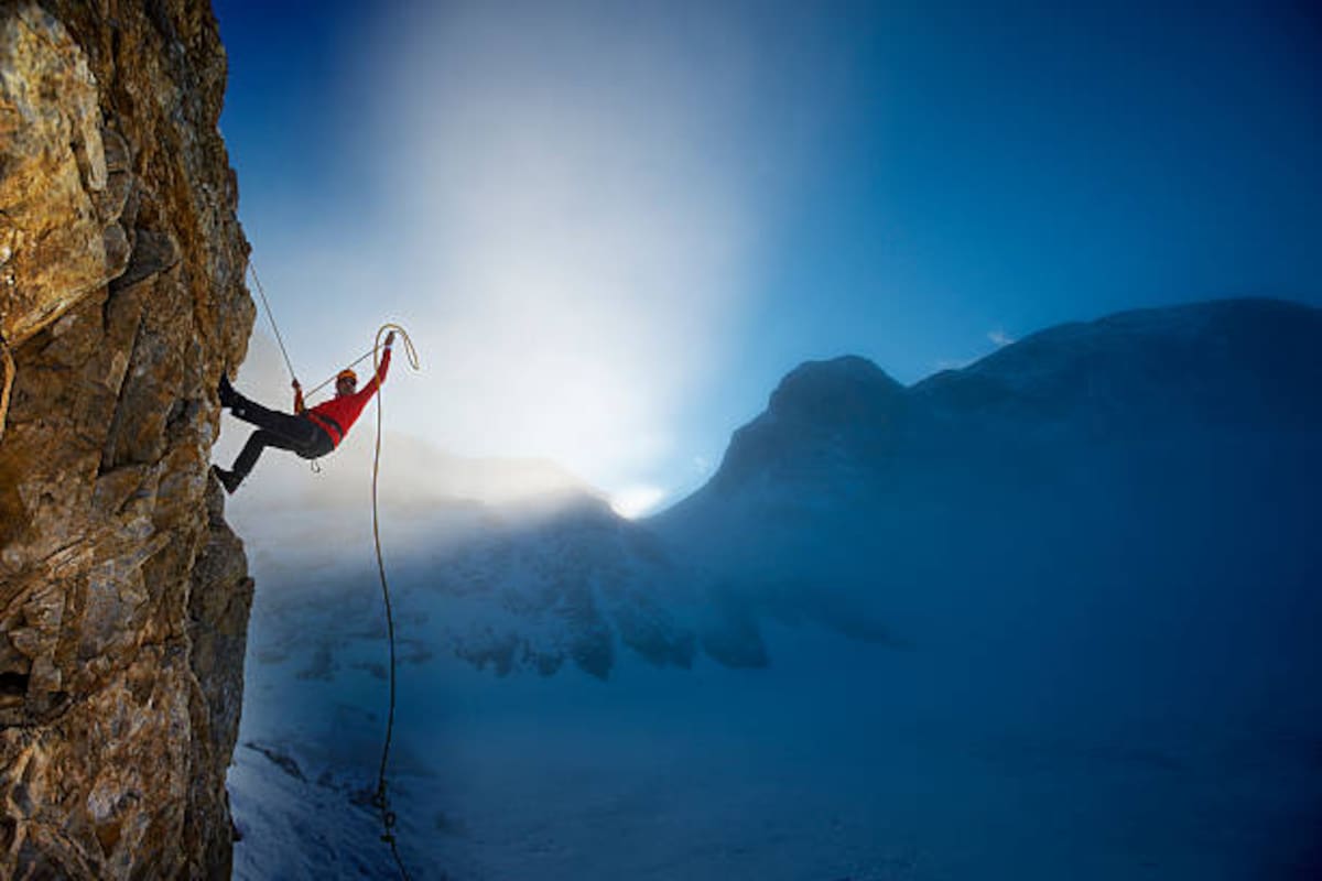 Alpinista quedó suspendido durante 12 horas en una montaña de Italia.