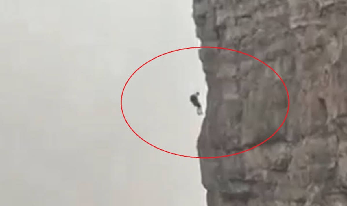 Un alpinista quedó atrapado a 2.000 metros de altura mientras descendía en las Dolomitas italianas. Por la niebla, el helicóptero no pudo intervenir.