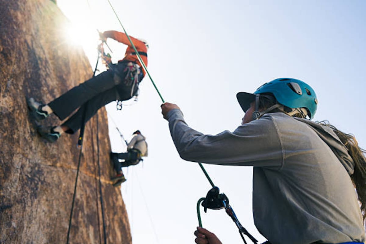 Equipos especializados de rescate alpino participaron en el operativo para llegar hasta el hombre atrapado en la montaña.