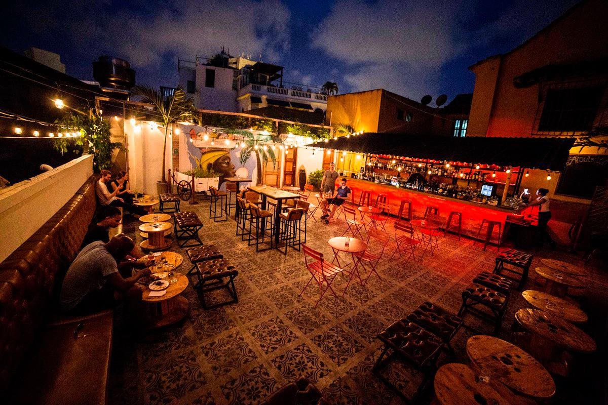 Alquímico, en Cartagena (Colombia), en el octavo puesto y galardonado como el mejor bar de Suramérica, y otra coctelería mexicana, Licorería Limantour, en el séptimo puesto. Tomado de Tripadvisor / VANGUARDIA