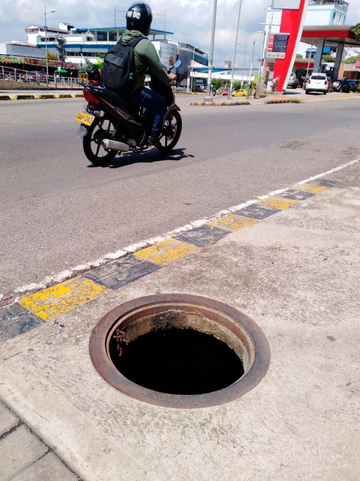 La ciudadanía sigue reportando tapas robadas en el área. Advierten que los delincuentes están ‘haciendo de las suyas’ sobre la carrera 21 en Bucaramanga. (Suministrada / VANGUARDIA)