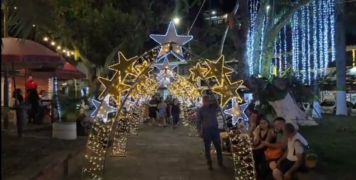 La iluminación en el parque principal del Socorro fue entregada por la ESSA y la alcaldía dio inicio al plan navidad segura.